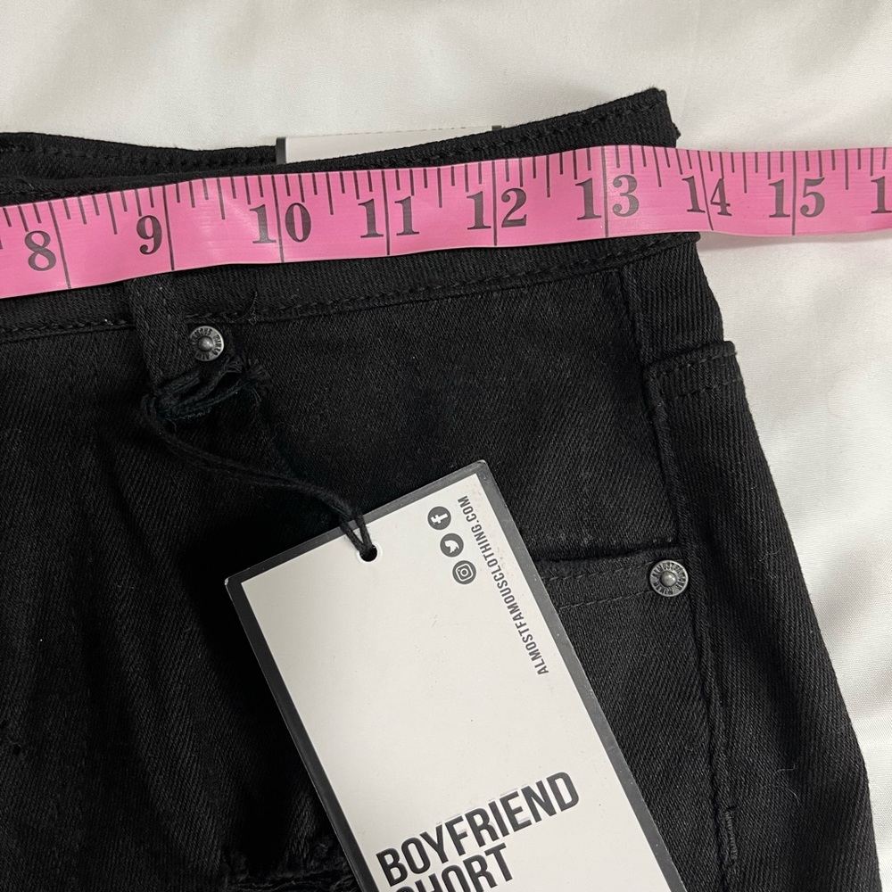 NWT Almost Famous Boyfriend Distressed Jean Shorts Black Size 1 - Picture 8 of 9